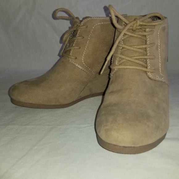 NWOT ROUTE 66 WOMENS EMERSON TAUPE WEDGE BOOTIES - Picture 3 of 10